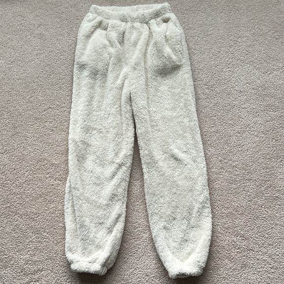 Amazon Cream Fuzzy Lounge Set - Picture 7 of 11